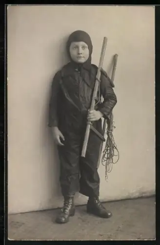 Foto-AK Kleiner Schornsteinfeger mit Leiter 1919