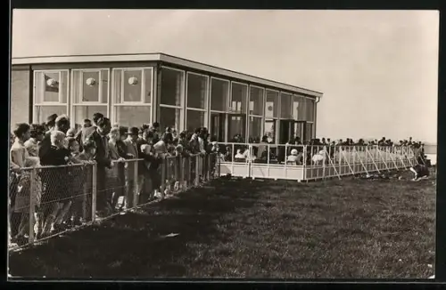 AK Rotterdam, Zuschauer schauen beim Abflug von Flugzeugen vom Flughafen zu