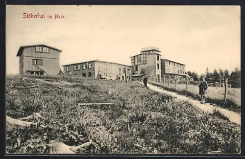 AK Stöberhai im Harz, Gebäudepanorama mit Spaziergänger