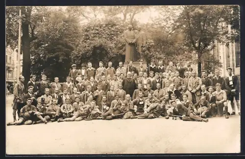 AK Köln, Wandergruppenfoto am Kolpingdenkmal