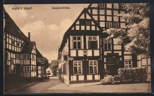 AK Halle i. Westf., Die Bahnhof-Strasse mit Häusern im Fachwerkstil