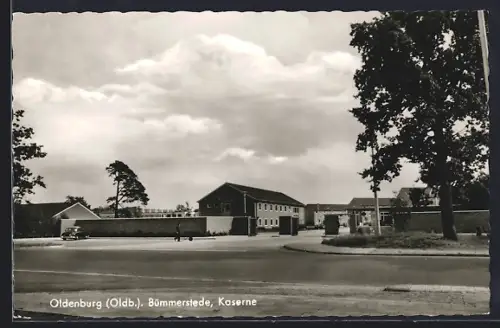 AK Oldenburg / O., Bümmerstede, auf der Strasse vor der Kaserne