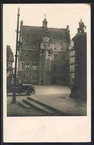 Foto-AK Marburg, Partie am Marktplatz mit Standbild Hl. Georg