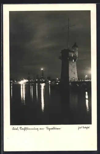 AK Kiel, Leuchtturm am Hafen bei Nacht