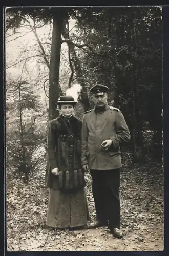Foto-AK Hohenlockstedt, Frau mit Soldat in Uniform mit Schirmmütze