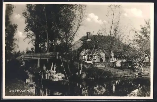 AK Giethoorn, Mit Milchkannen beladene Gondel auf dem Kanal