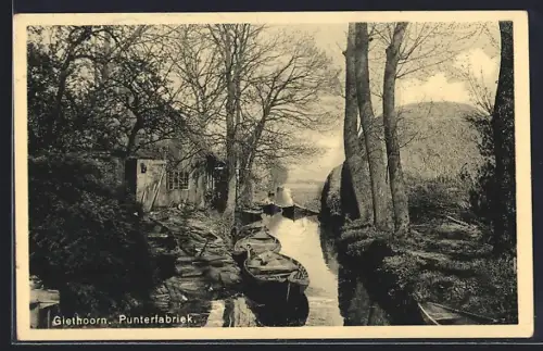 AK Giethoorn, Punterfabriek, Partie mit Kähnen