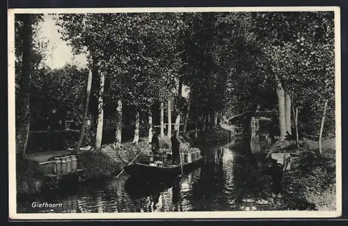AK Giethoorn, Männer fahren in mit Milchkannen beladener Gondel über einen Kanal
