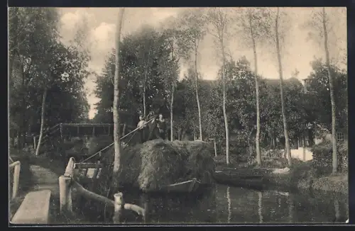 AK Giethoorn, Heutransport auf dem Kanal, mit Brücke