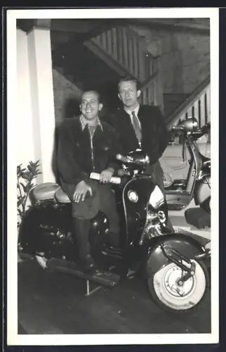 Foto-AK Motorroller Lohner mit stolzem Besitzer