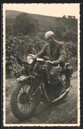 Foto-AK Motorrad Kennzeichen B 49 427, Mann am Steuer