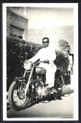 Foto-AK Motorrad Royal Enfield, Mann mit Sonnenbrille