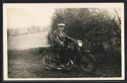 Foto-AK Motorrad Puch, Mann mit Schiebermütze