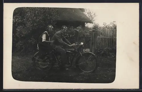 Foto-AK Motorrad, Kennzeichen C 14, Frau auf dem Sozius