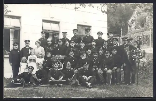 Foto-AK St. Nikola, Gruppenbild der Freiwilligen Feuerwehr gegr. 1894