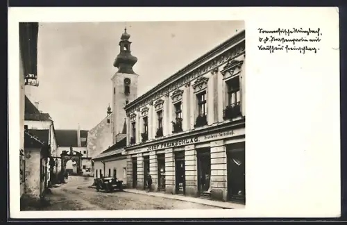 AK Münzbach /O. D., Strassenpartie mit Kaufhaus Josef Freinschlag und Blick auf die Kirche
