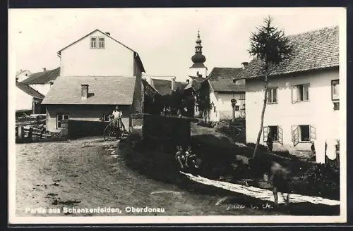 AK Schenkenfelden /Oberdonau, Kinder an einer Brücke im Ort