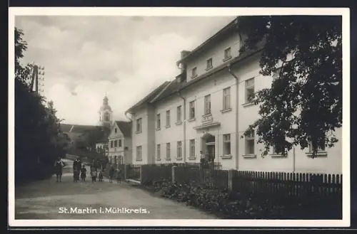 AK St. Martin i. Mühlkreis, Gendarmerie Pasten, Strassenpartie mit Blick auf die Kirche