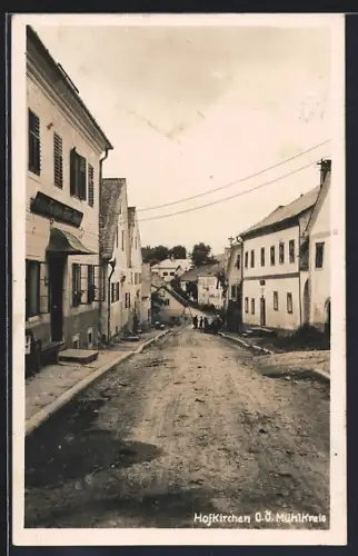 AK Hofkirchen /Mühlkreis, Gasthof u. Fleischerei H. Binder mit Strassenpartie