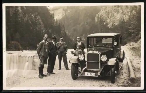 Foto-AK Mercedes Benz und eine Familie an einem Flussufer