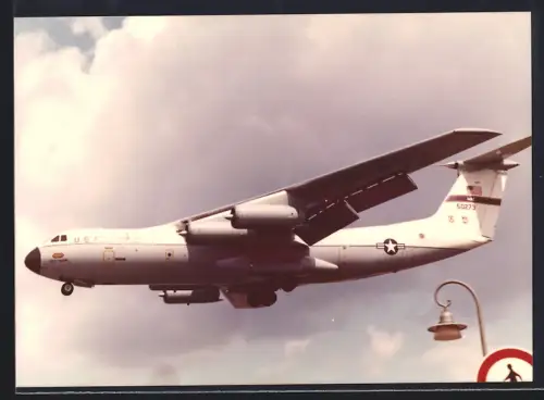 Fotografie Flugzeug Lockheed C-141 Starlifter USAF 50273 beim Landeanflug auf Berlin-Tempelhof