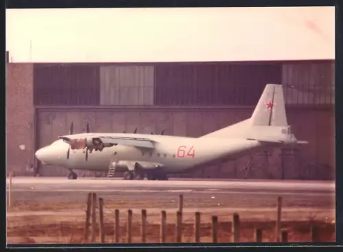 Fotografie Flugzeug Antonow An-12 No. 64 auf dem Sowjet-Stützpunkt Oranienburg