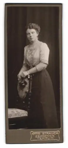 Fotografie Otto Strauch, Zehdenick, Am Markt 1, Bertha mit Perlenkette