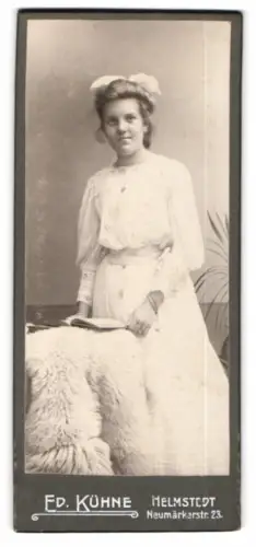 Fotografie Ed. Kühne, Helmstedt, Neumärkerstr. 23, Frau G. Siebenbradt in weissem Kleid