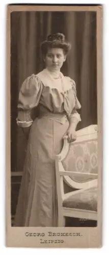 Fotografie Georg Brokesch, Leipzig, Lisel in kariertem Kleid