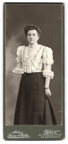 Fotografie Atelier Strom & Walter, Berlin, Köpenicker Str. 102, Theresia Raasek in gerüschter Bluse
