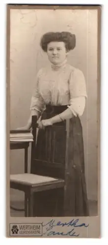 Fotografie Wertheim, Berlin, Leipzigerstr., Martha Sande in hochgeschlossenem Kleid