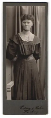 Fotografie Freytag & Sohn, Nürnberg, Rosenaustrasse 16, Sophie Holzer in kariertem Kleid mit Spitzenkragen