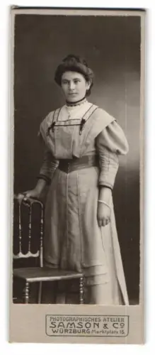 Fotografie Samson & Co, Würzburg, Marktplatz 15, Frau Späth in hochgeschlossenem Kleid