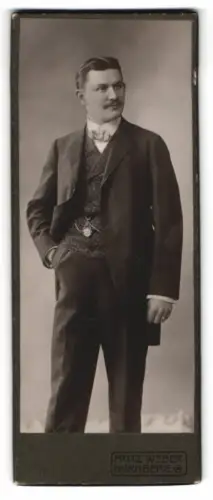 Fotografie Fritz Weber, Nürnberg, Spittlertorgraben 37, Eleganter Herr im Anzug