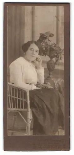 Fotografie Fotograf unbekannt, Neugersdorf i. Sa., Ilse Pillny in auf einem Korbstuhl sitzend