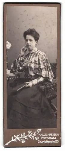 Fotografie Max Schreiber, Potsdam, Charlottenstr. 25, M. Kroll in karierter Bluse