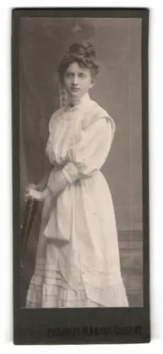 Fotografie W. Arndt, Querfurt, Margarete Wirth in weissem Kleid