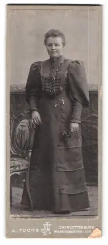 Fotografie J. Fuchs, Charlottenburg, Wilmersdorfer Strasse 57, Hulda Hönisch in hochgeschlossenem Kleid