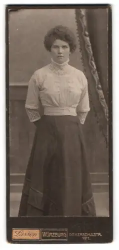 Fotografie Lassen, Würzburg, Domerschulstr. 1, Anna Meder in gestreifter Bluse