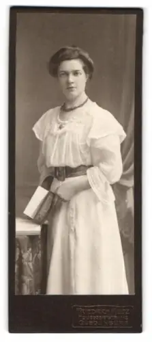 Fotografie Friedrich Meltz, Quedlinburg, Heiligegeiststr. 11-12, Junge Frau mit Buch