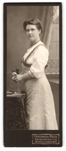 Fotografie Friedrich Meltz, Quedlinburg, Heiligegeiststr. 11-12, Gertrud in kariertem Kleid