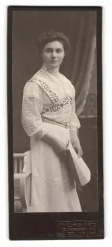 Fotografie Friedrich Meltz, Quedlinburg, Heiligegeiststr. 11-12, Elfriede mit Zeitung in der Hand