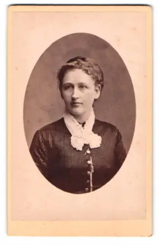 Fotografie W. Höffert, Hannover, Georgstrasse 9, Sophie Schulze in gestreiftem Kleid