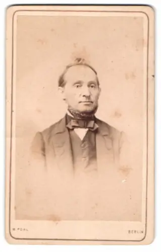 Fotografie M. Pöhl, Berlin, Neustädtische Kirchstrasse 7, Robert Fride in Anzug und Krawatte