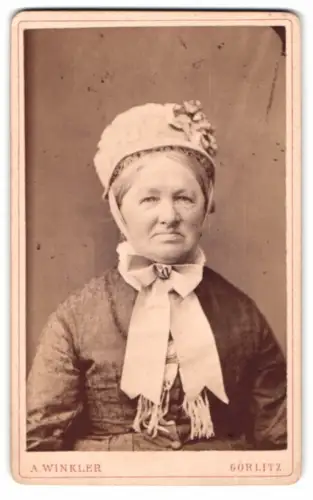 Fotografie A. Winkler, Görlitz, Bismark-Str. 18, Emilie Schwindt mit Haube