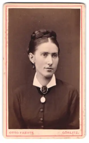 Fotografie Otto Faehte, Görlitz, Grüner Graben 24, Hedwig Fride mit Zopffrisur und Gemme