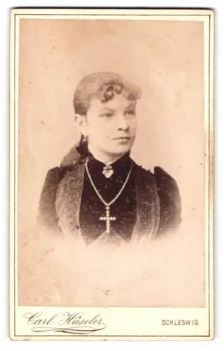 Fotografie Carl Hüseler, Schleswig, Stadtweg 47, Lili P. mit Kreuz-Halskette