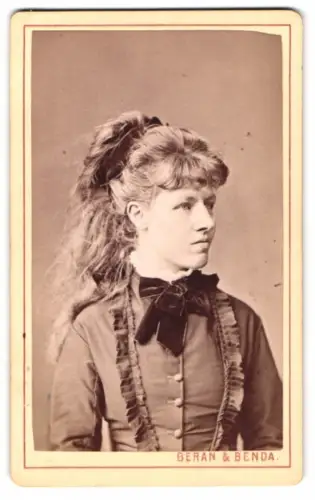 Fotografie Beran & Benda, Prag, Mariengasse 25, Milena im Porträt