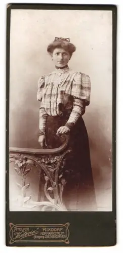 Fotografie Atelier Victoria, Rixdorf, Hermannstrasse 211, Martha in karierter Bluse
