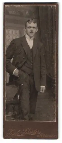 Fotografie Kurt Schröder, Mittweida, Otto Weber in Anzug und Krawatte